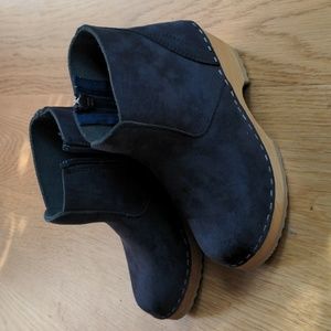 Hanna Andersson blue suede clog boots/booties. Toddler sz 11.5. NWOT